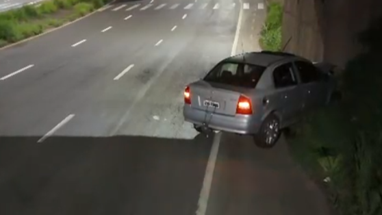 Carro com oito ocupantes bate contra coluna de ponte e deixa sete feridos, em Limeira
