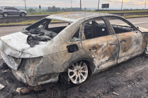 Carro fica totalmente carbonizado após incêndio no Jd. Nova Limeira