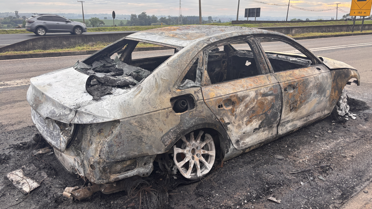 Carro fica totalmente carbonizado após incêndio no Jd. Nova Limeira