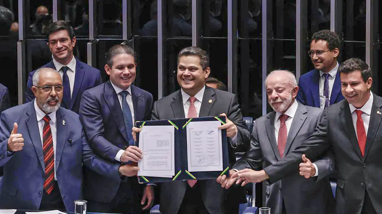 Congresso promulga emenda do fim da 6x1; escala 5x2 começa em 60 dias