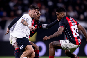 Corinthians empata com Vitória e segue perto do Z4 do Brasileirão