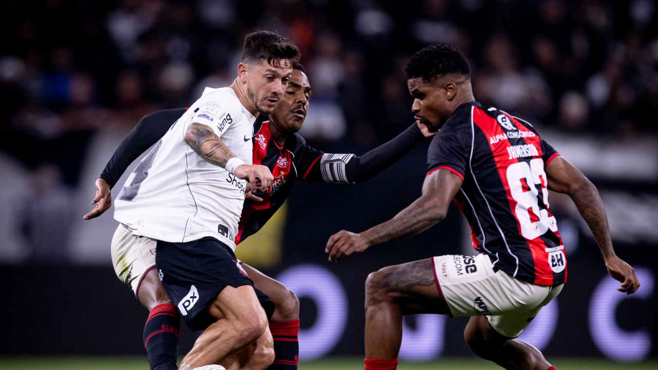 Corinthians empata com Vitória e segue perto do Z4 do Brasileirão