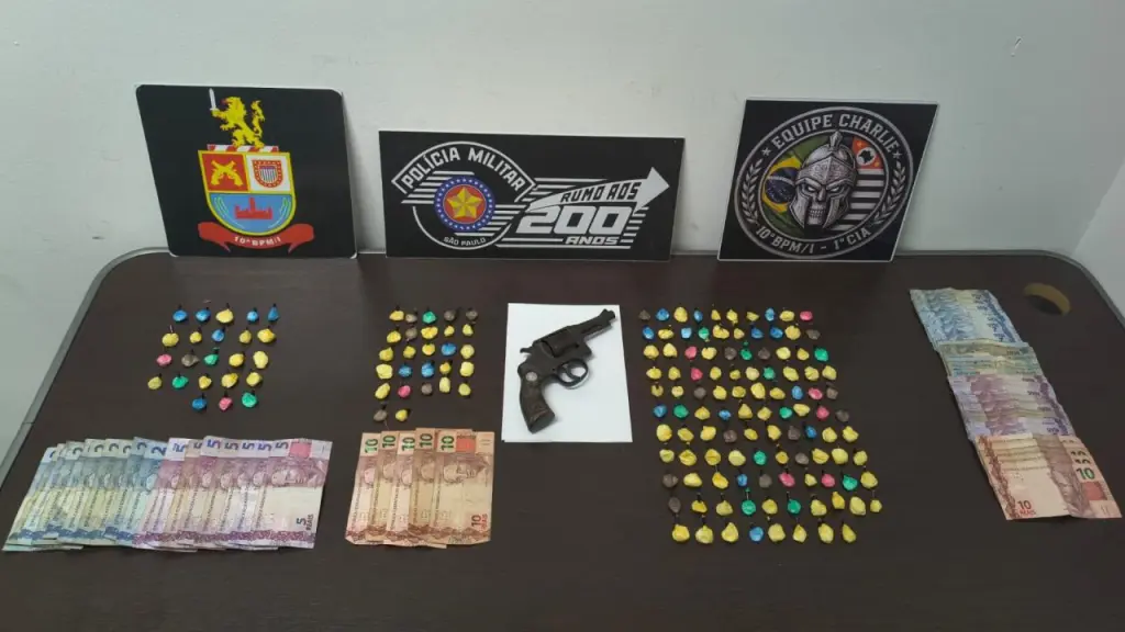 Drogas e arma apreendidas com o trio em Piracicaba