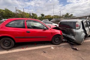 Engavetamento envolve quatro carros na rodovia Deputado Laércio Corte, em Limeira