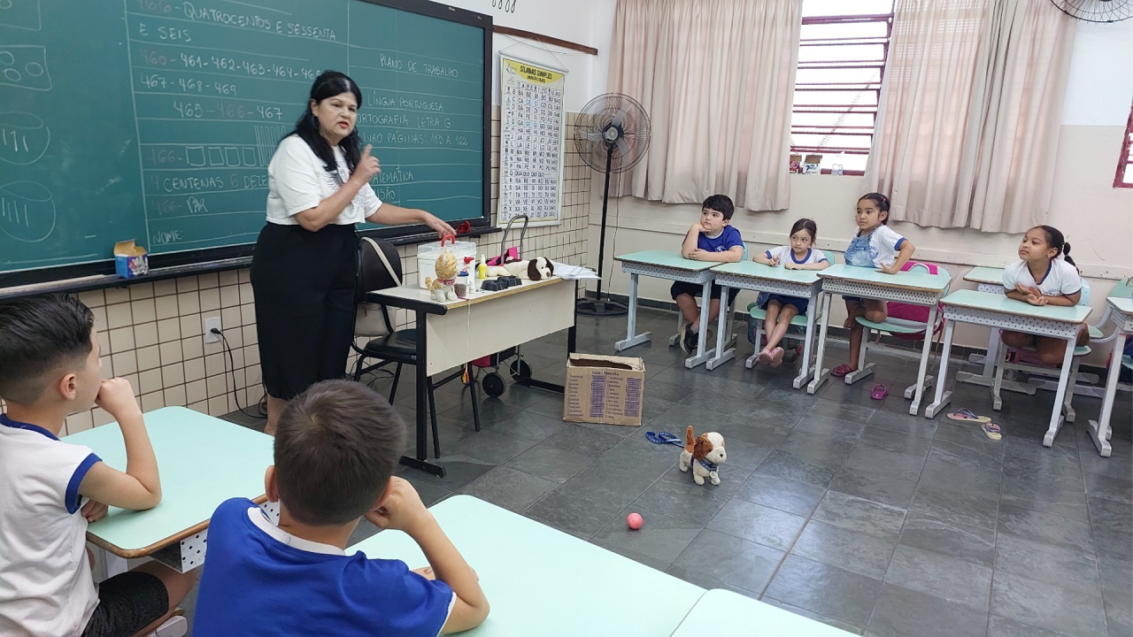 Escolas de Limeira recebem atividades sobre cuidados com cães e gatos