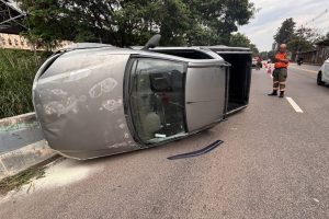 Fiat Strada capota após desviar de acidente na Marginal Tatu, em Limeira