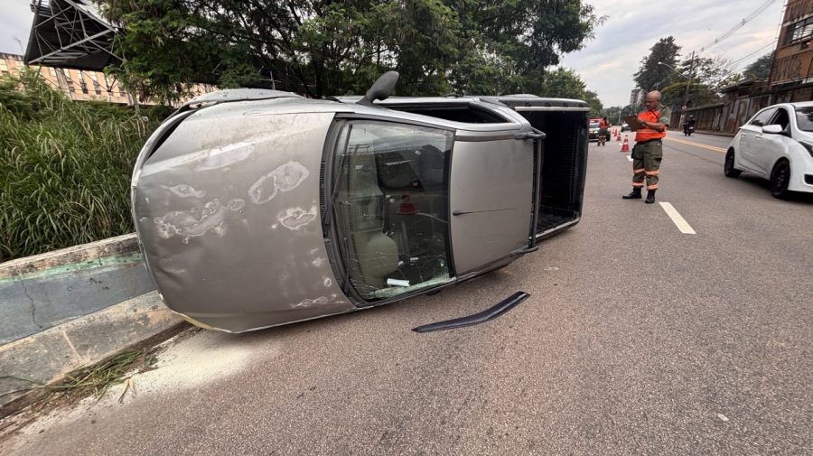 Fiat Strada capota após desviar de acidente na Marginal Tatu, em Limeira