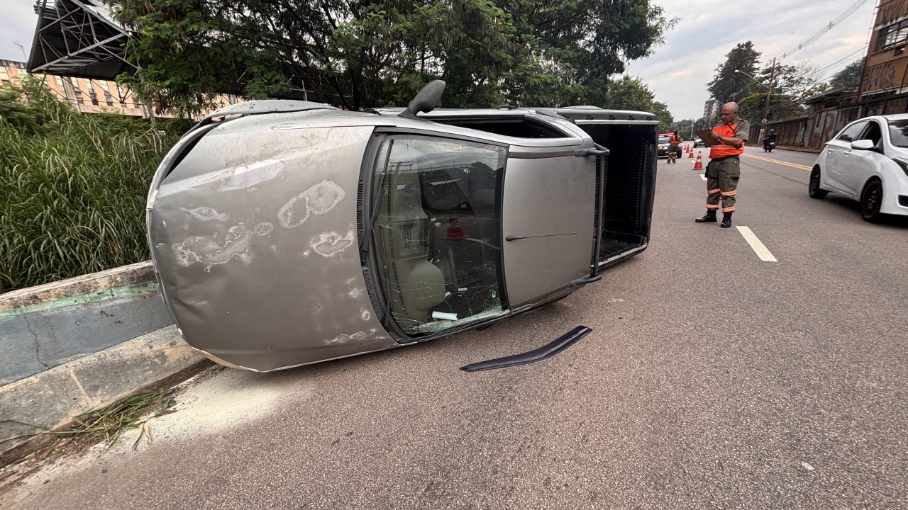 Fiat Strada capota após desviar de acidente na Marginal Tatu, em Limeira