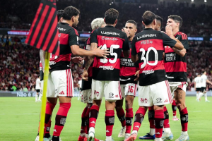 Flamengo vence Atlético-MG no fim e retoma liderança do Brasileirão