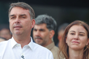 Flávio Bolsonaro fugiu para os EUA após ordem do STF, diz Reuters