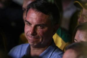 Flávio Bolsonaro se declara presidente eleito após fugir para os EUA