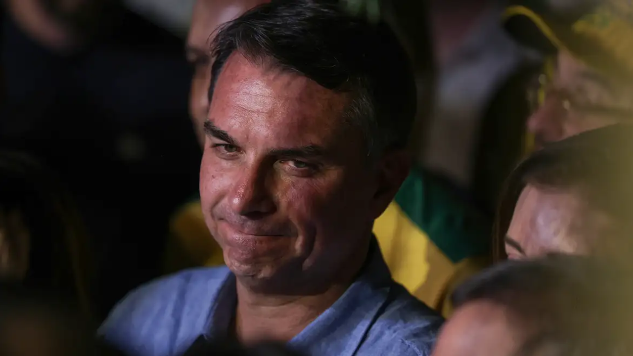 Flávio Bolsonaro se declara presidente eleito após fugir para os EUA