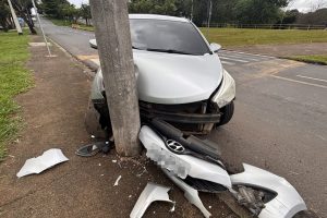 HB20 bate contra poste na Via Luiz Varga, em Limeira