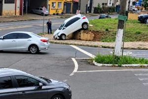 HB20 cai de barranco na Vila Anita, em Limeira
