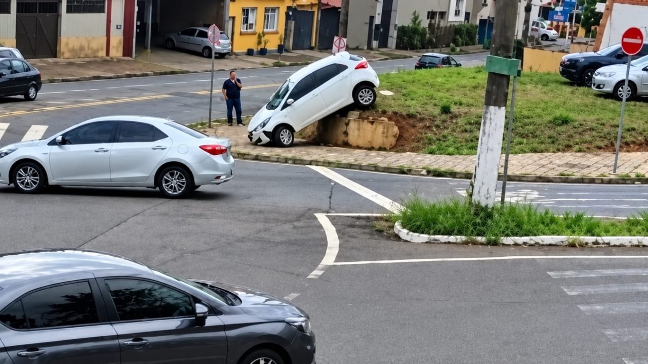 HB20 cai de barranco na Vila Anita, em Limeira