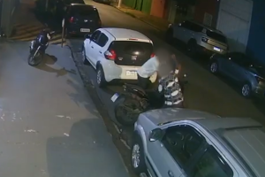 Imagens mostram adolescentes tentando furtar moto no Jd. Piratininga, em Limeira