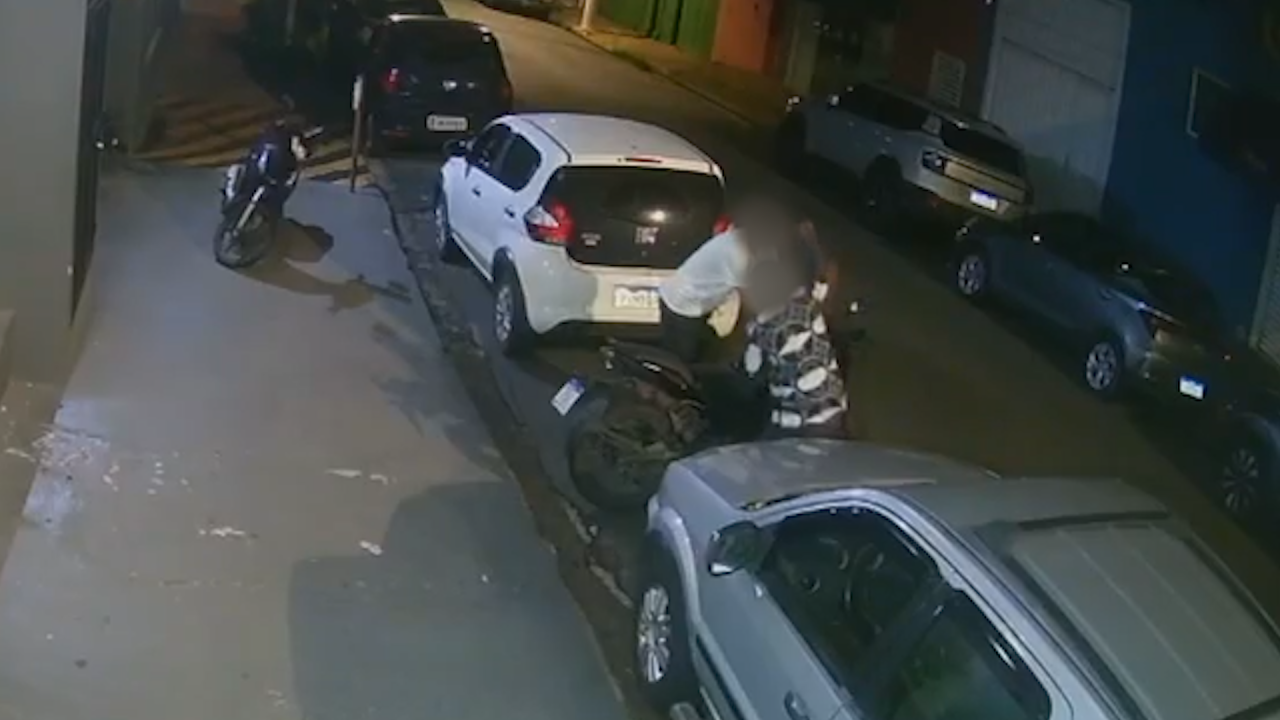 Imagens mostram adolescentes tentando furtar moto no Jd. Piratininga, em Limeira