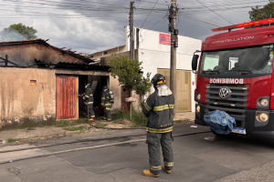 Incêndio atinge casa abandonada no Jd. Vista Alegre, em Limeira