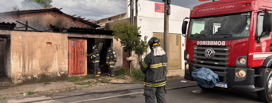 Incêndio atinge casa abandonada no Jd. Vista Alegre, em Limeira