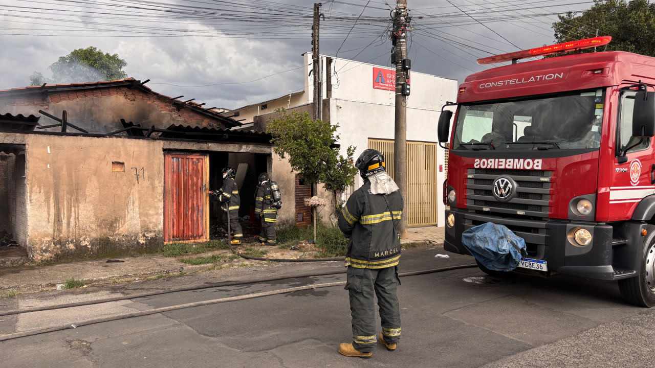 Incêndio atinge casa abandonada no Jd. Vista Alegre, em Limeira
