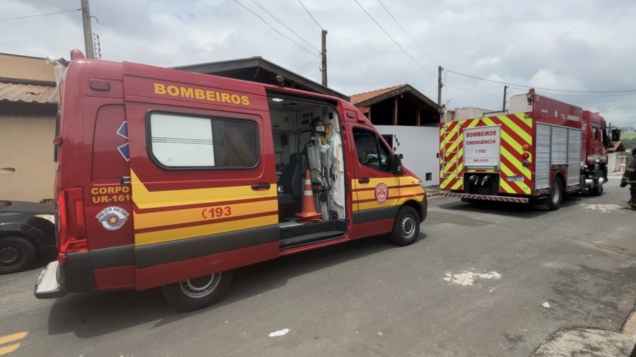 Incêndio atinge lavanderia de casa no Regina Bastelli, em Limeira, e mobiliza bombeiros