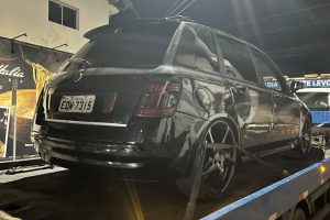Jovem tenta atropelar GCMs em operação