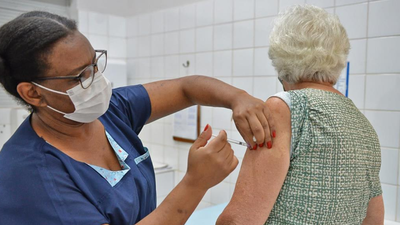 Limeira começa vacinação contra pneumococo para pessoas com 85 anos ou mais