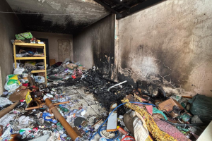 Moradores ajudam a controlar incêndio em casa no Parque Hipólito, em Limeira