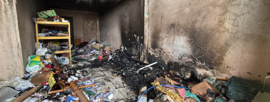 Moradores ajudam a controlar incêndio em casa no Parque Hipólito, em Limeira