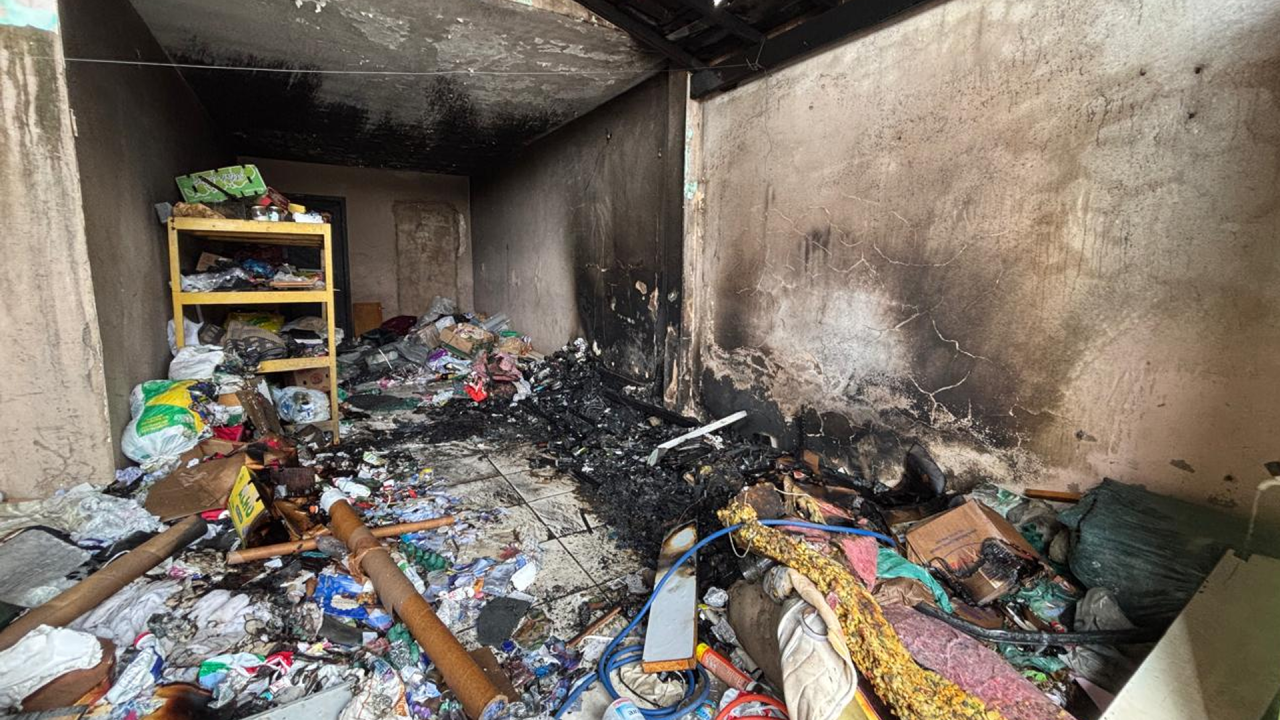 Moradores ajudam a controlar incêndio em casa no Parque Hipólito, em Limeira
