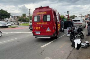 Moto bate na traseira de BYD e casal cai ao solo no Anel Viário, em Limeira