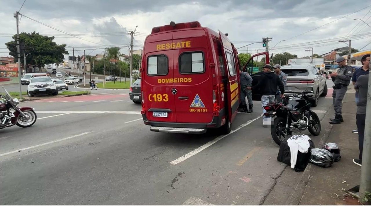 Moto bate na traseira de BYD e casal cai ao solo no Anel Viário, em Limeira