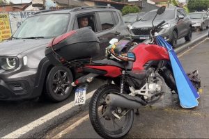 Motociclista fica ferida após derrapar e cair na Avenida Laranjeiras