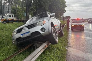 Motorista perde o controle após pneu estourar e carro sobe no guard-rail da Anhanguera