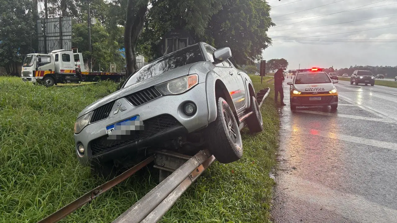 Motorista perde o controle após pneu estourar e carro sobe no guard-rail da Anhanguera