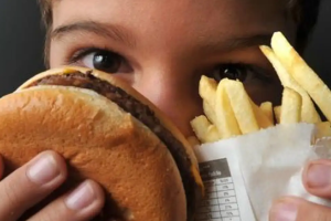 OMS lança guia para enfrentar obesidade em crianças e adolescentes