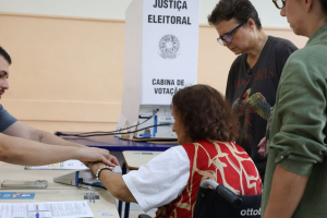 Primeiro turno contou com 43% mais eleitores de ao menos 70 anos