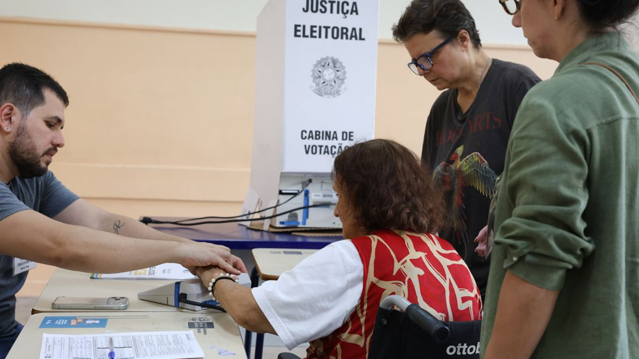 Primeiro turno contou com 43% mais eleitores de ao menos 70 anos