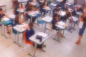Professora é afastada após associar Flávio Bolsonaro ao fascismo em aula em SP