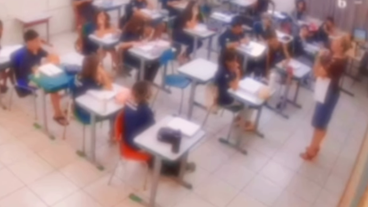 Professora é afastada após associar Flávio Bolsonaro ao fascismo em aula em SP
