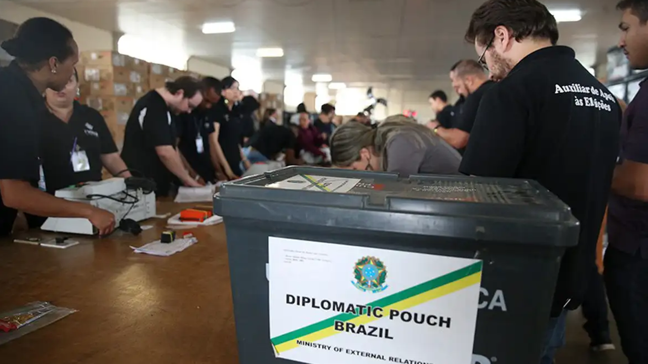 Quase 1 milhão de brasileiros no exterior poderão votar nas eleições