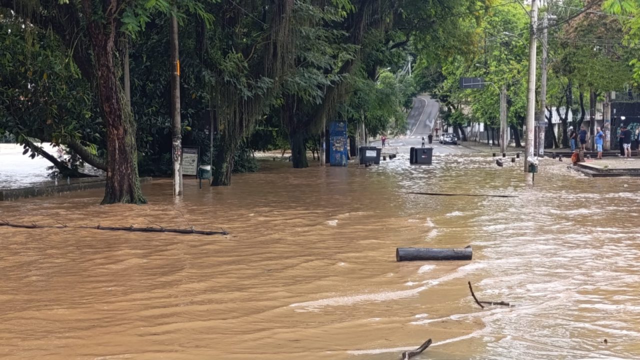 Rio Piracicaba atinge nível de extravasamento