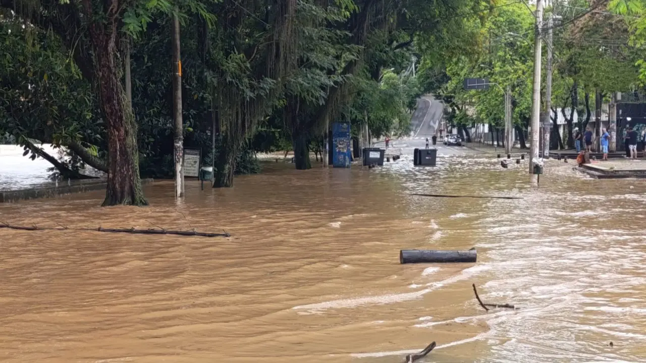 Rio Piracicaba atinge nível de extravasamento