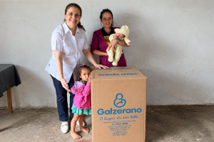 Sofia, primeira bebê a nascer em Limeira no aniversário da cidade, é presenteada pela Galzerano