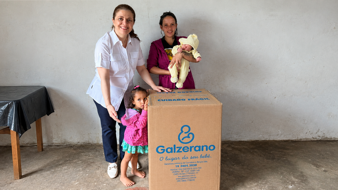 Sofia, primeira bebê a nascer em Limeira no aniversário da cidade, é presenteada pela Galzerano